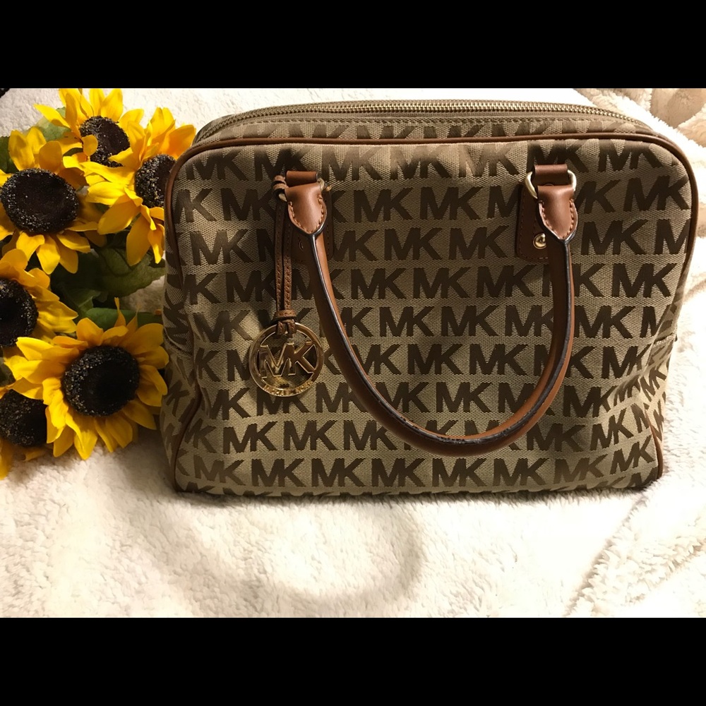 👛 HOLIDAY SALE! 👛  Beautiful MK purse